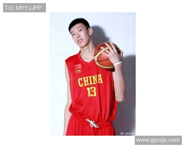 周琦代表中国男篮参加备战世界杯，成为引领球队的重要内线力量