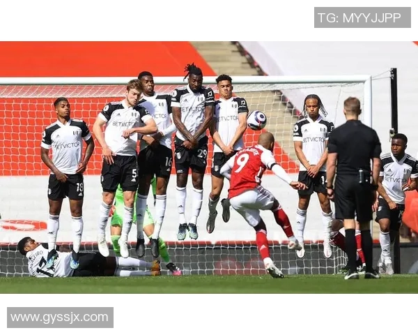 曼联客场艰难取胜，阿森纳继续保持不败：英超两大豪门的命运交响曲