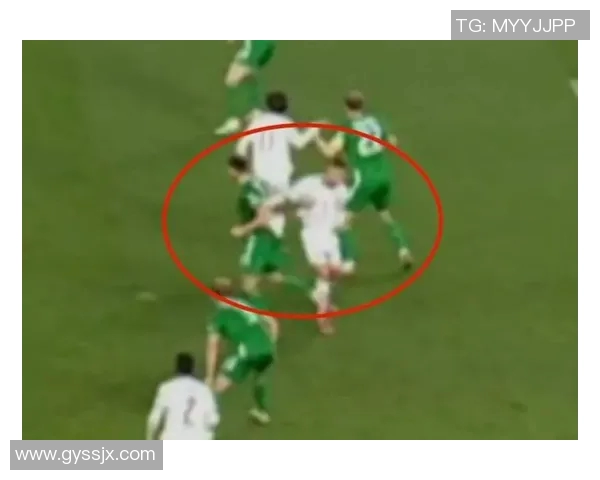 球迷疯狂行为引发热议C罗球衣被抢夺的奇葩瞬间