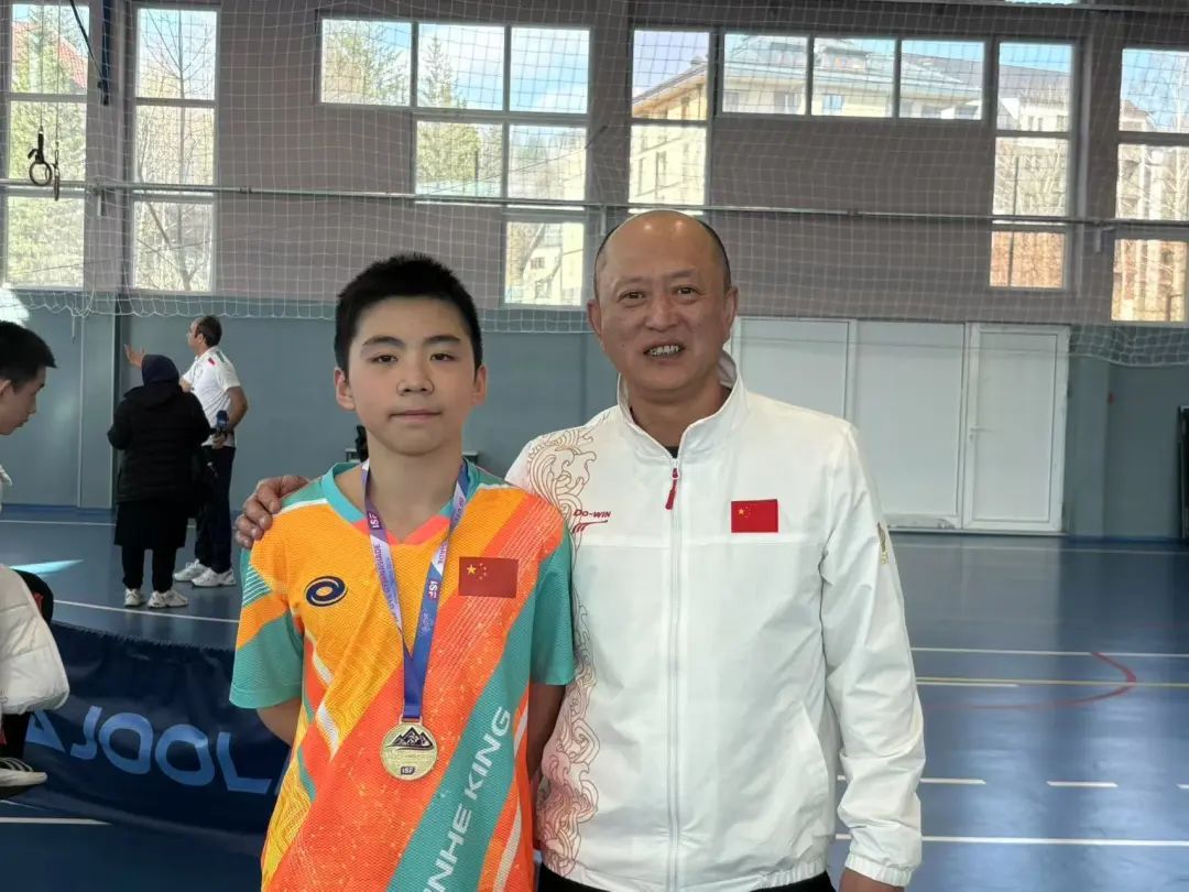 乐鱼平台哈三中教师指导中国女子乒乓球队夺得U15世界中学生夏季运动会团体冠军(图2)